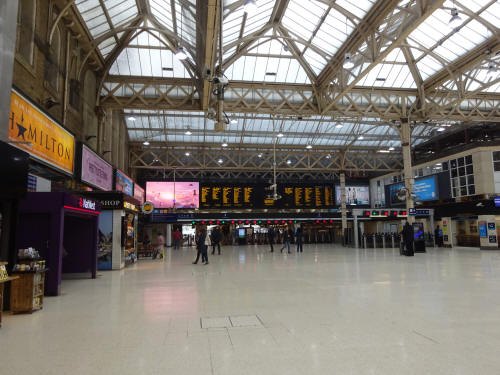 The concourse at Charing Cross, with shops and restaurants in March 2020