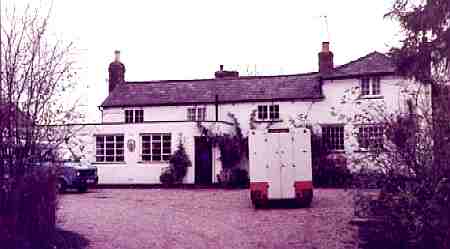 Three Horseshoes, Helions Bumpstead