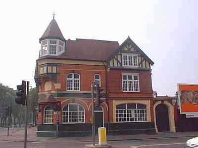 Blue Boar, Victoria Avenue, Prittlewell SS2 6EL - May 2000