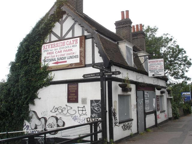 Old English Gentleman, 85 High Bridge Street, Waltham Abbey  in June 2007