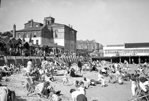 Pier Hotel and Beach, Walton - Photo by Putmans Photographers