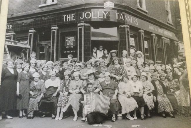 The Jolly Tanners, on the corner of Rothsay Street and Alice Street, we think mid to late twenties.