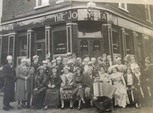 The Jolly Tanners again, on the corner of Rothsay Street and Alice Street, we think mid to late twenties.
