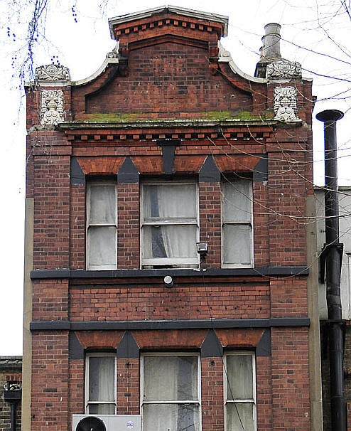 The Rising Sun 90 Spa Road, Bermondsey SE16 - name in the brickwork