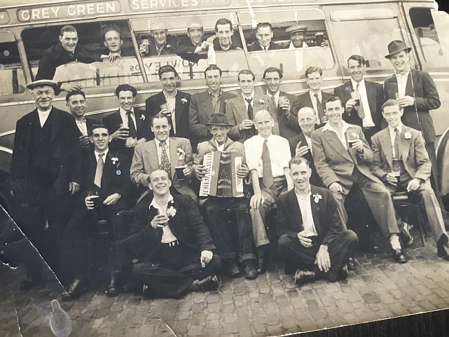 Weavers Arms, 1 Warley Street E2 - mens outing in the 1952 - 55