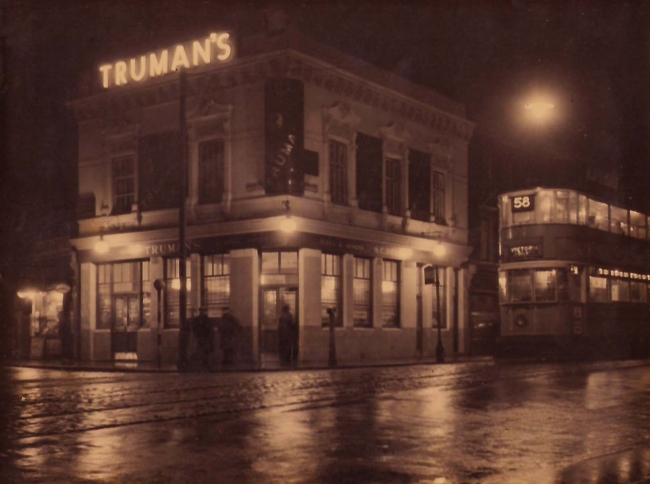 White Hart, 208 Greenwich High Road, Greenwich SE10 9JN, a Trumans pub with S C Dellow as the licensee in thr 1930s