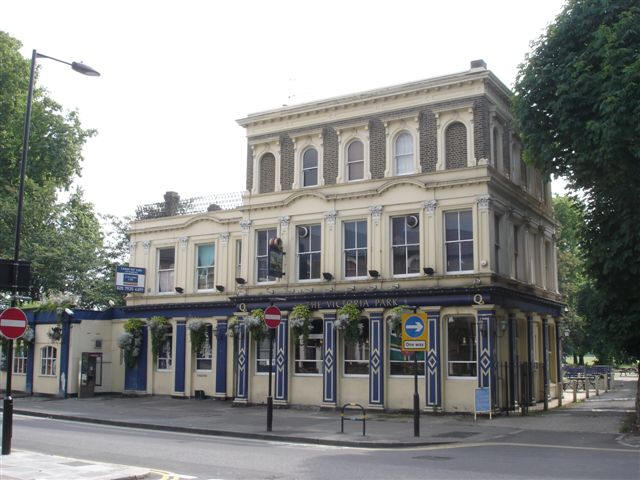 Queen's Hotel, 274 Victoria Park Road, E9 - in June 2007