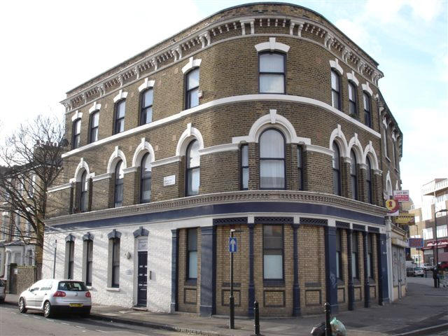 Robin Hood ,  42 Shacklewell Lane - in January 2007