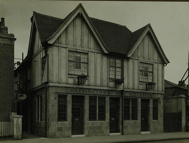 Oxford & Cambridge, 70 Hammersmith Bridge Road, W6