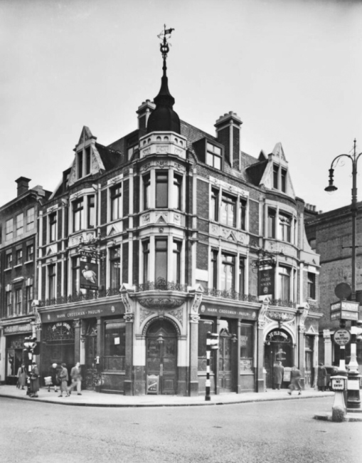 Ye Olde Swan at the corner of Notting Hill High Street and Kensington Church Street, circa 1955.