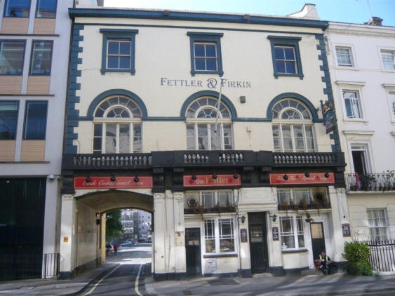 Queens Railway Tavern, 15 Chilworth Street, W2 - in July 2009