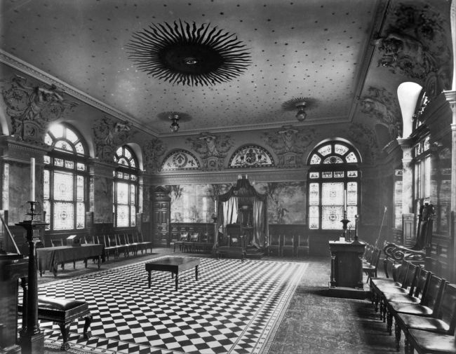 The masonic temple on the first floor of The Ship & Turtle, in 1900, the windows on the left look out onto Leadenhall Street