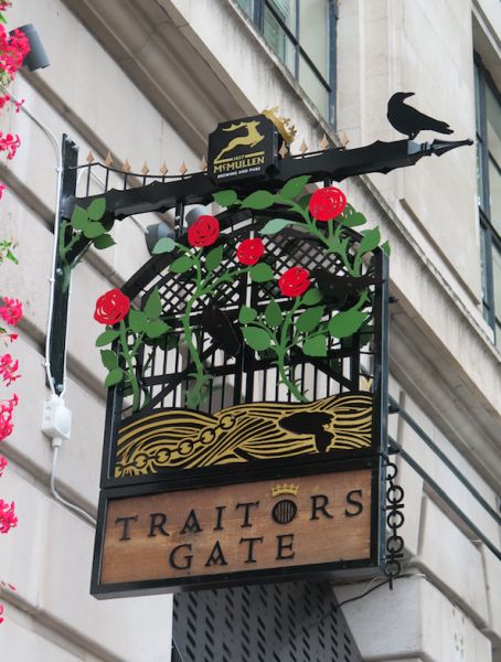 Traitors Gate Signboard, 14 Trinity Square, EC3N - in 2022