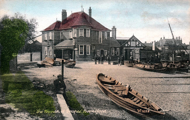 Bunch of Grapes, Ferry Lane, Brentford - in 1905 with landlord Arthur East