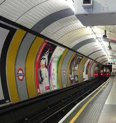 Bond street platform has a raised section for step free access to the Jubilee line