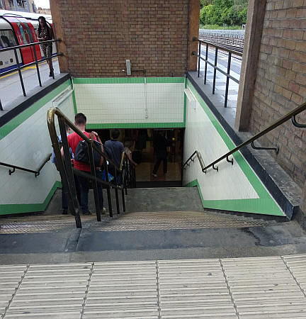 Dollis Hill exit from platforms via stairs