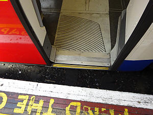 Finchley road step and gap onto Jubilee line trains