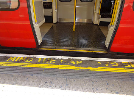 Finchley road step and gap onto Metropolitan line trains