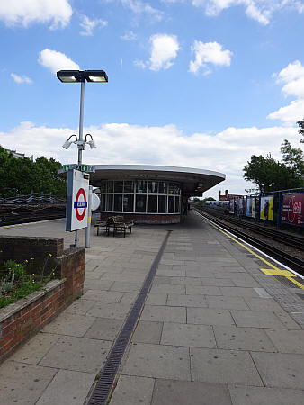 Kilburn station platform level