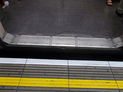 Tottenham Court road Central line platform step - June 2019