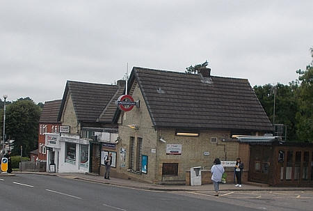 Totteridge & Whetstone station - June 2019
