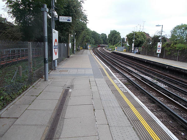 West Finchley platform south with raised platforms